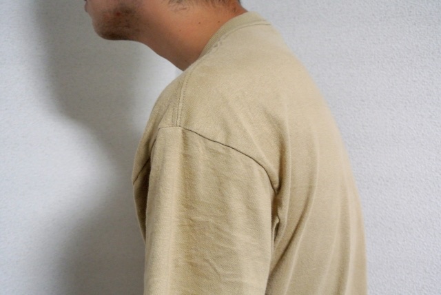 横から見た、肩が前に出て背中の丸まった男性
